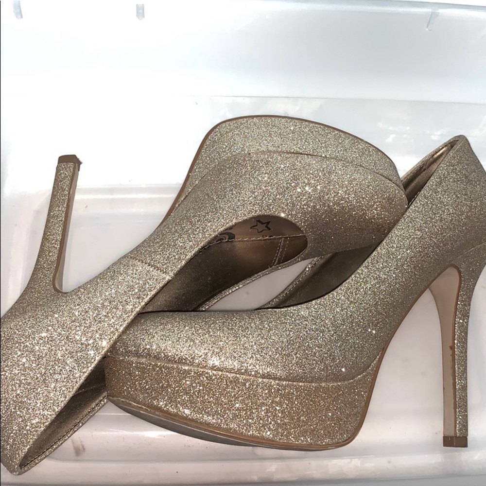 Gold pumps